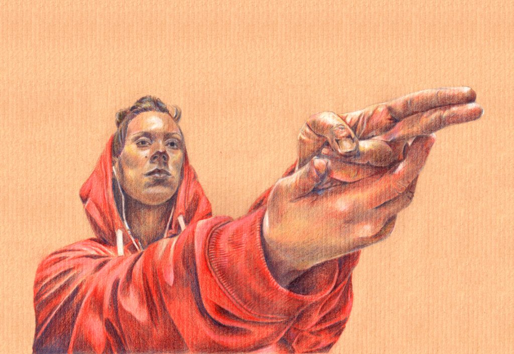 Dessin aux crayons de couleurs sur papier kraft, femme en sweat en capuche rouge faisant un pistolet avec ces deux mains